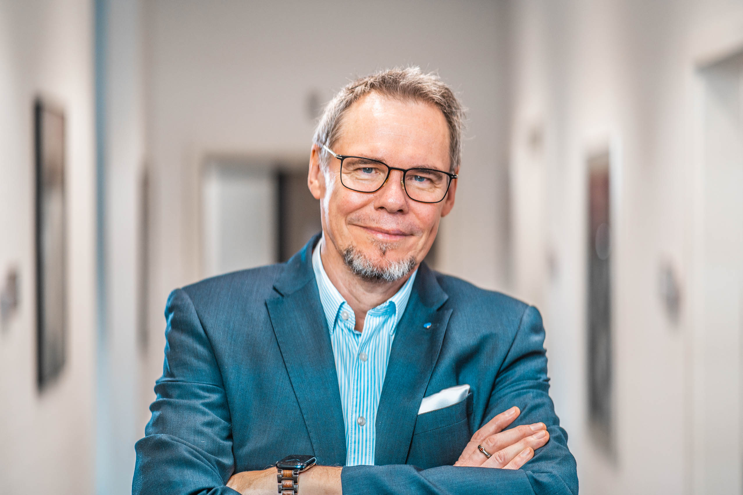 Dr. Jörg W. Klose, Fachanwalt für Steuerrecht und Notar, in seiner Kanzlei in Flensburg bei der Beratung