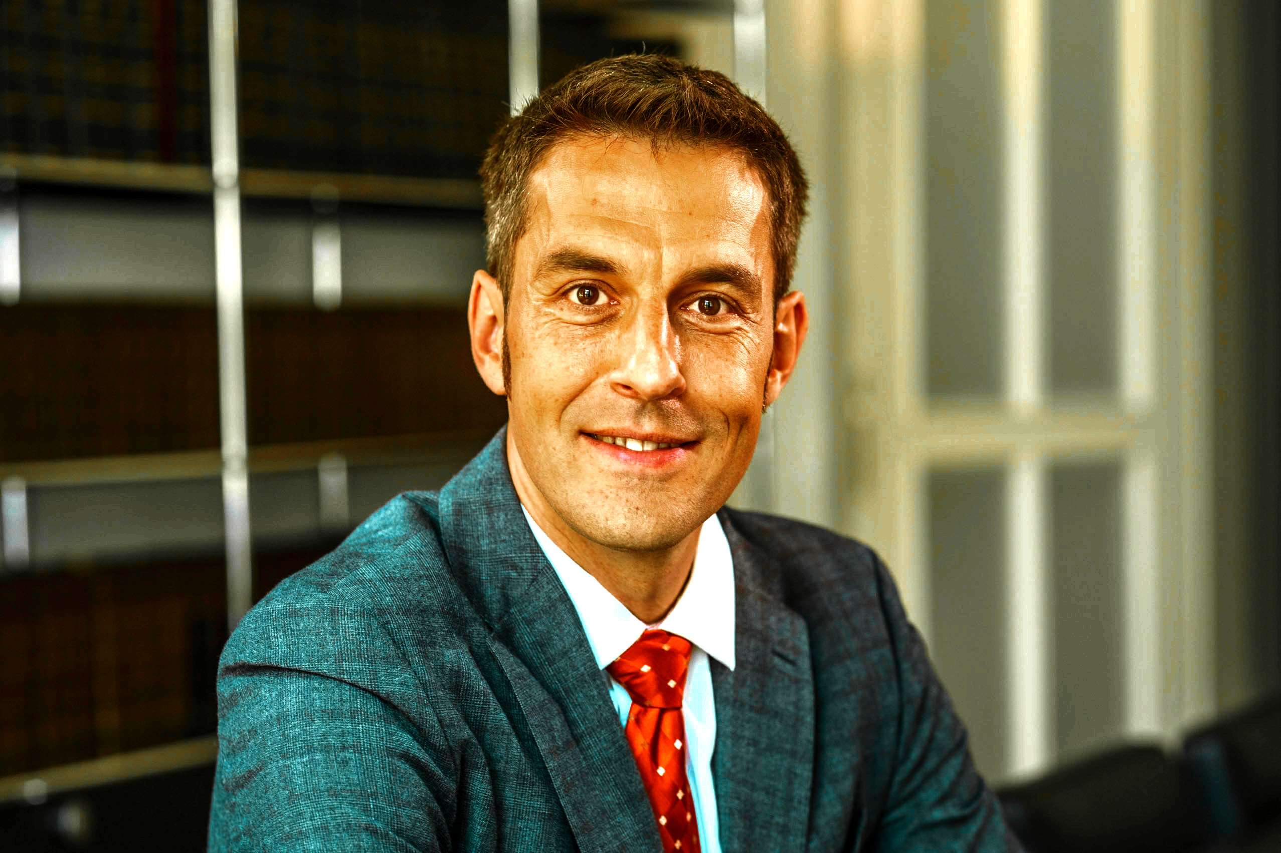 Elegante Darstellung von Premium-Investmentmöglichkeiten mit Fokus auf passive Einkommensströme im Jahr 2025