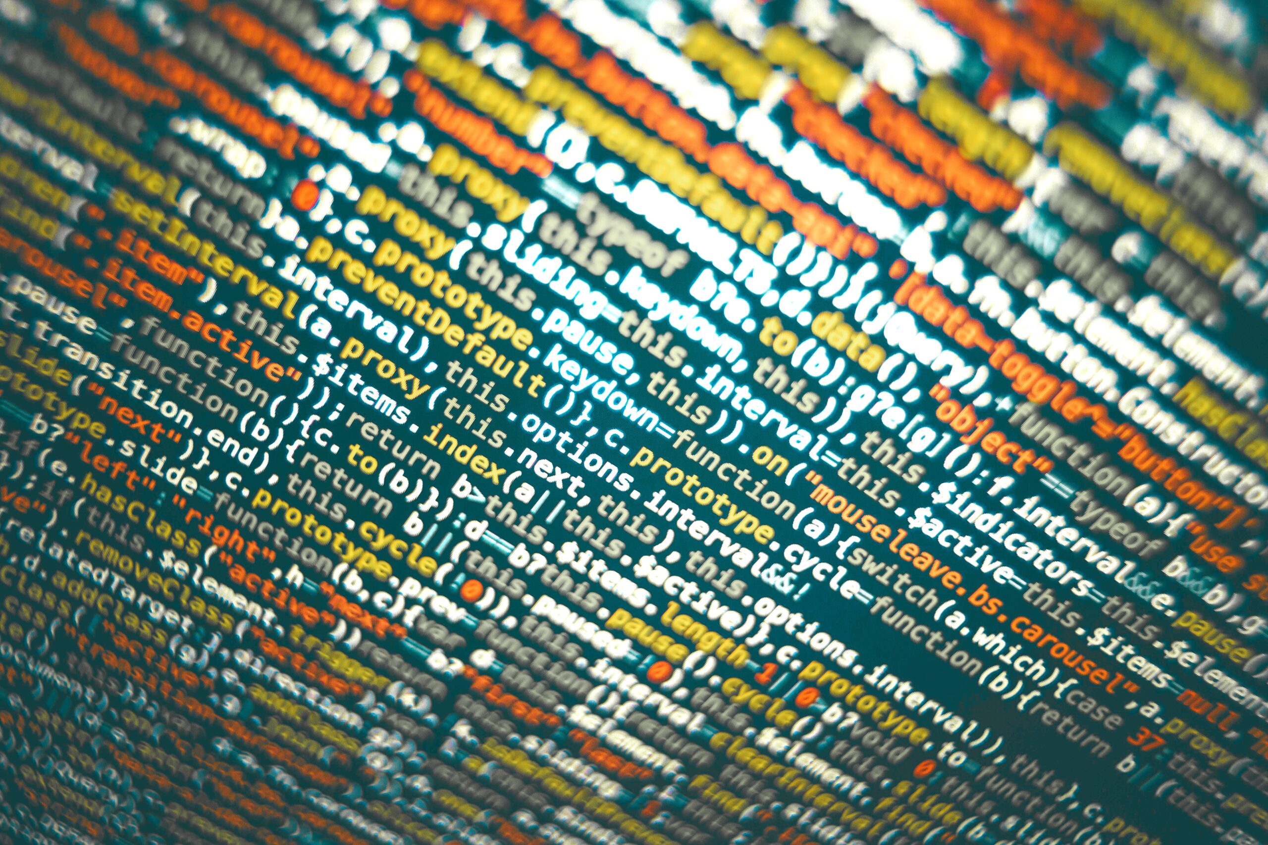 Quecco Experten für SEO, Web- und App-Entwicklung arbeiten an Computern in modernem Büro