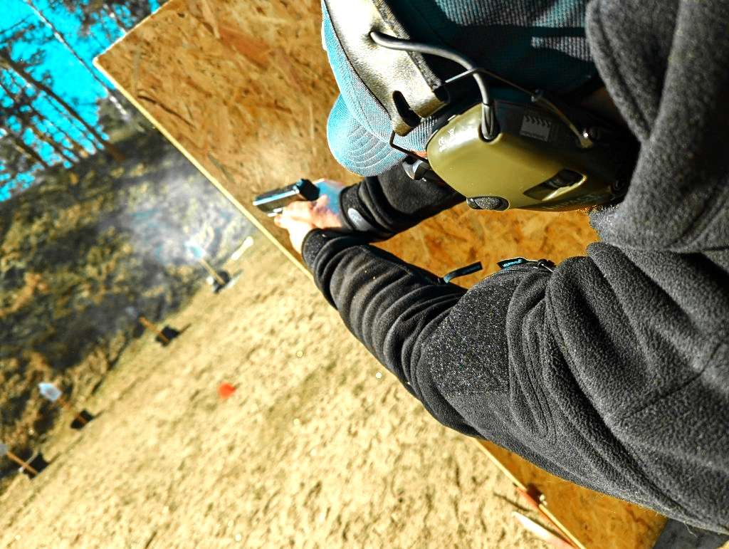 Taktisches Schießtraining in Polen: Teilnehmer üben an Zielscheiben mit Ausbildern auf einem Schießstand