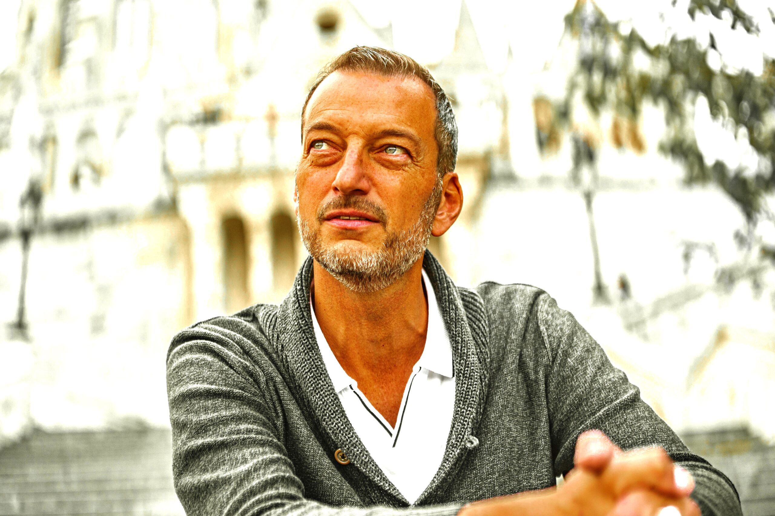 Norbert Peter verwendet die geschlechtsneutrale Anrede 'Herr und Dame' in seiner Kommunikation und Korrespondenz