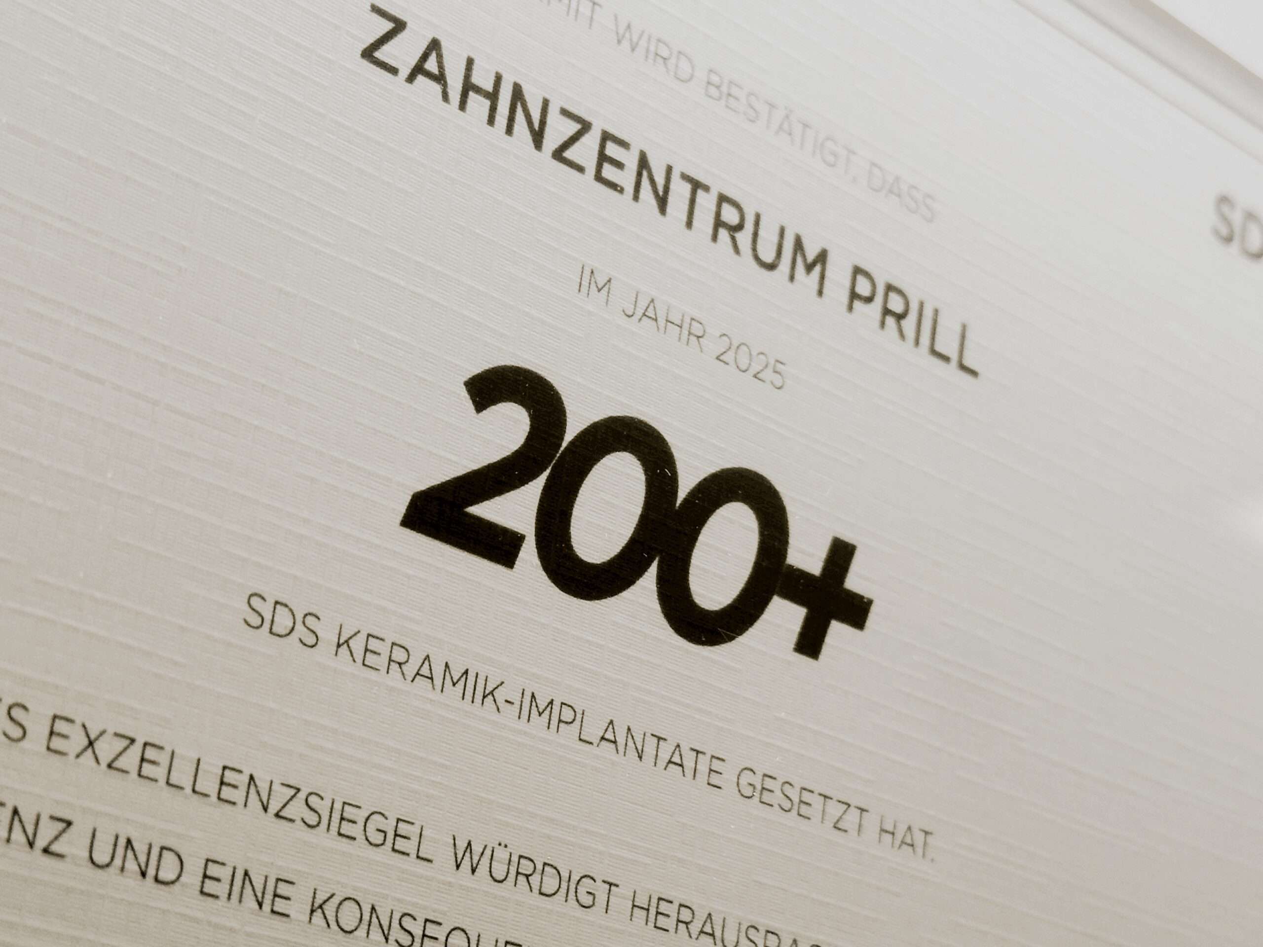 SDS Implantologie Exzellenzsiegel Zahnzentrum Prill 2025 Urkunde für über 200 SDS Keramik-Implantate von Zahnzentrum Prill Hannover – Exzellenzsiegel 2025